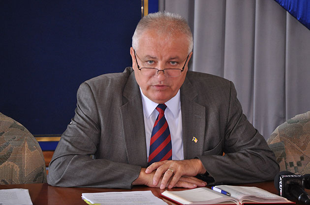 Prefectul Avram a declarat război birocraţiei excesive