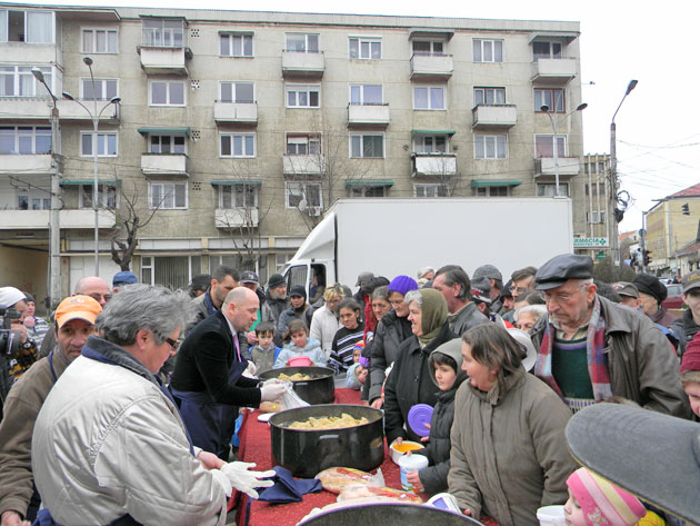 Vasile Lup oferă, pentru al patrulea an, sarmale nevoiaşilor