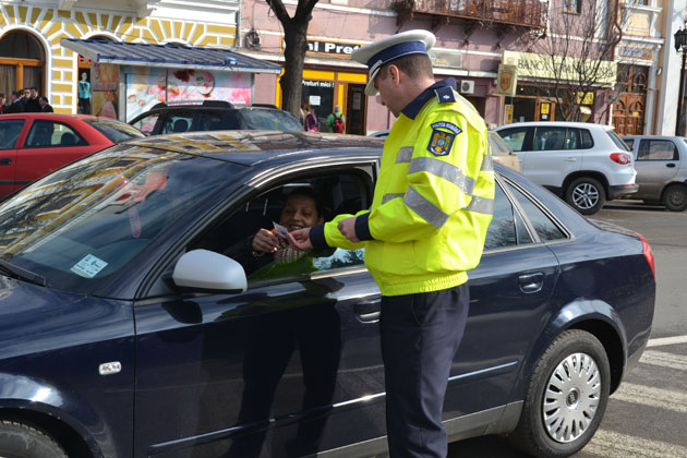 Şoferiţele, amendate cu mărţişoare de poliţiştii sătmăreni