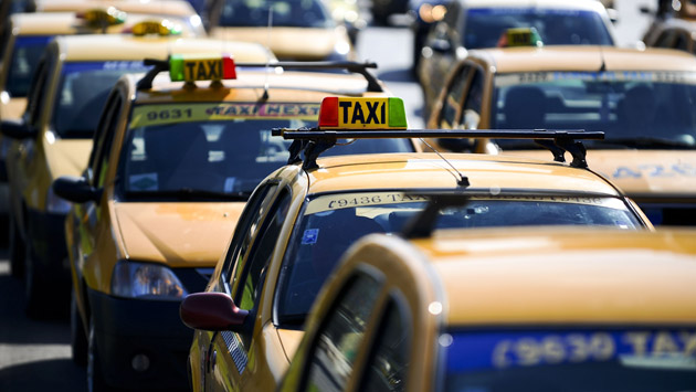 Zeci de taximetrişti au rămas pe drumuri
