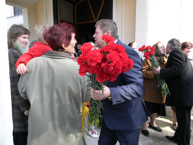 Femeile din Pomi şi Valea Vinului, sărbătorite de deputatul Petric