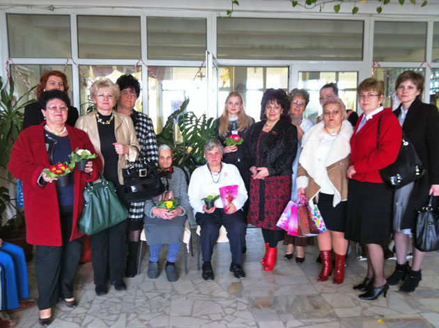 Zâmbete pe feţele vârstnicelor de la Centrul  de Îngrijire aduse de femeile PSD