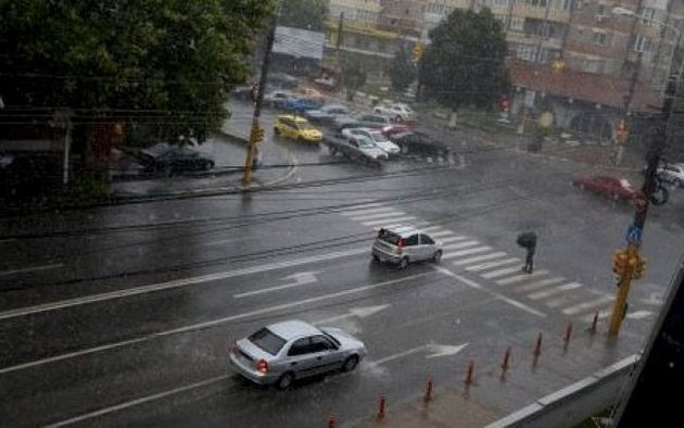 COD PORTOCALIU de ploi şi vânt puternic în cinci judeţe