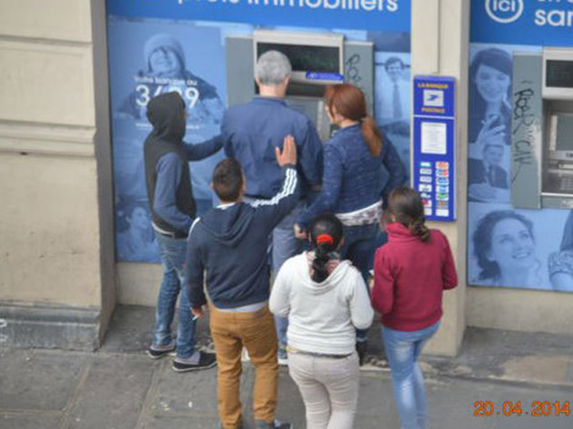 Cum "operează" rromii, turiştii din Paris