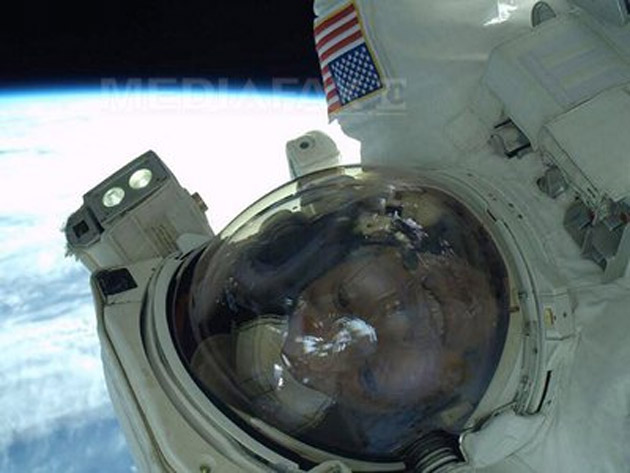 Un astronaut de pe Staţia Spaţială Internaţională a publicat primul "selfie" realizat pe orbită
