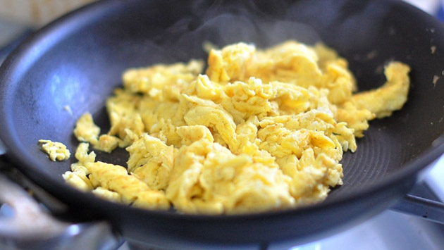 Cum găteşti OUĂLE GREŞIT. Nici nu-ţi dai seama!