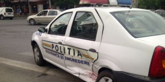A lovit o mașină a Poliției și a plecat mai departe