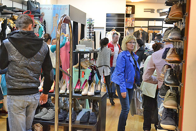 Cumpărături în “Noaptea albă a reducerilor”