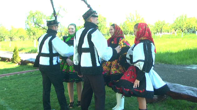 Tradiţia stropitului, păstrată  cu greu la sat, pierdută la oraş