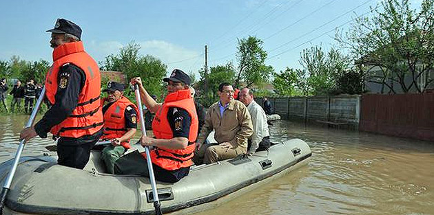 Ponta şi Dragnea au inspectat, cu barca, mai multe zone inundate din Teleorman