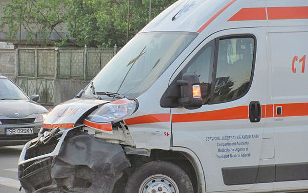 Ambulanţă lovită de o şoferiţă neatentă