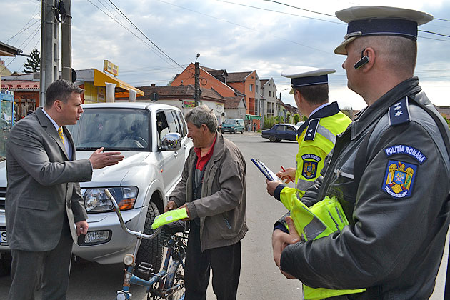 Veste reflectorizante în loc de amenzi pentru  biciclişti
