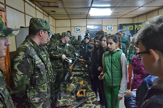 Batalionul 52 Geniu “Tisa”, asaltat de sute de elevi