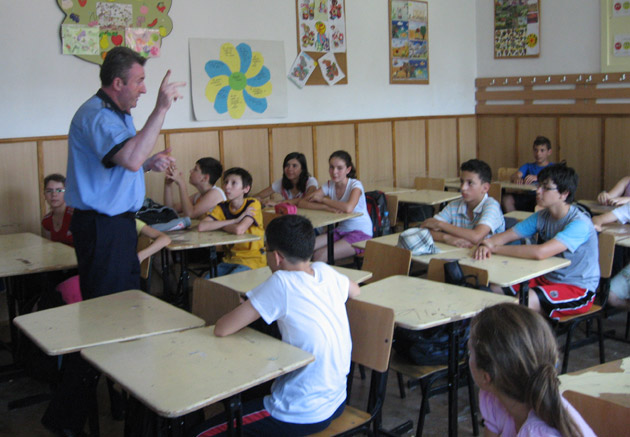 Desant al poliţiştilor în şcoli