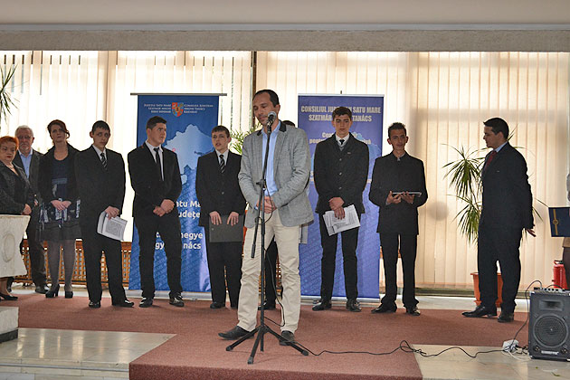 Expoziţia “Reînviem!” a elevilor şi  persoanelor  cu nevoi speciale