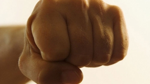 Ginerele şi-a lovit soacra  cu pumnii şi picioarele