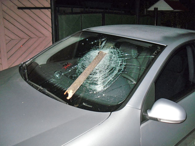 Maşină distrusă de unchiul proprietarei