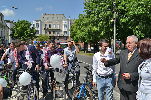 Sute de sătmăreni au pedalat pentru bibliotecă
