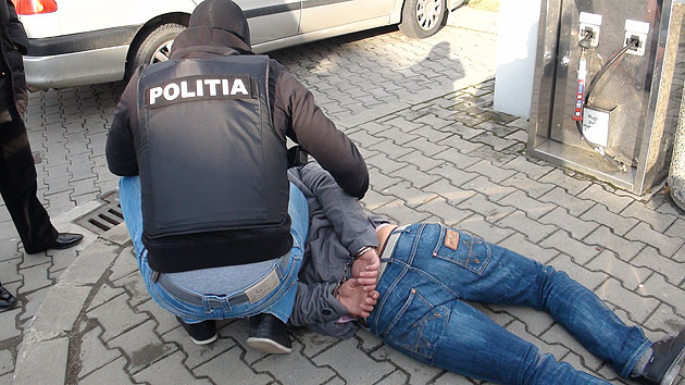 Mamă şantajată de propriul fiu