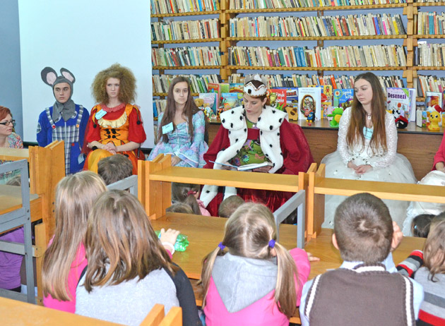 Circa 300 de copii au ascultat poveştile oficialităţilor judeţene