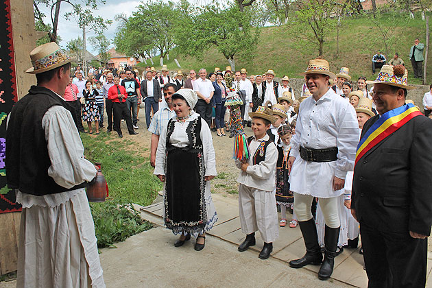 Sărbătoare cu fete şi feciori în Ţara Codrului