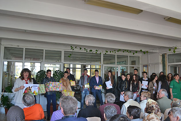 Cadouri pentru  vârstnici de la elevi