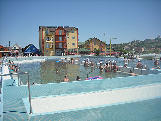 Aproape 2.000 de turişti în week-end  la ştrandul Tăşnad