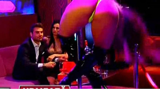 Adrian Mutu, filmat când savura o stripteuză într-un club de gen!