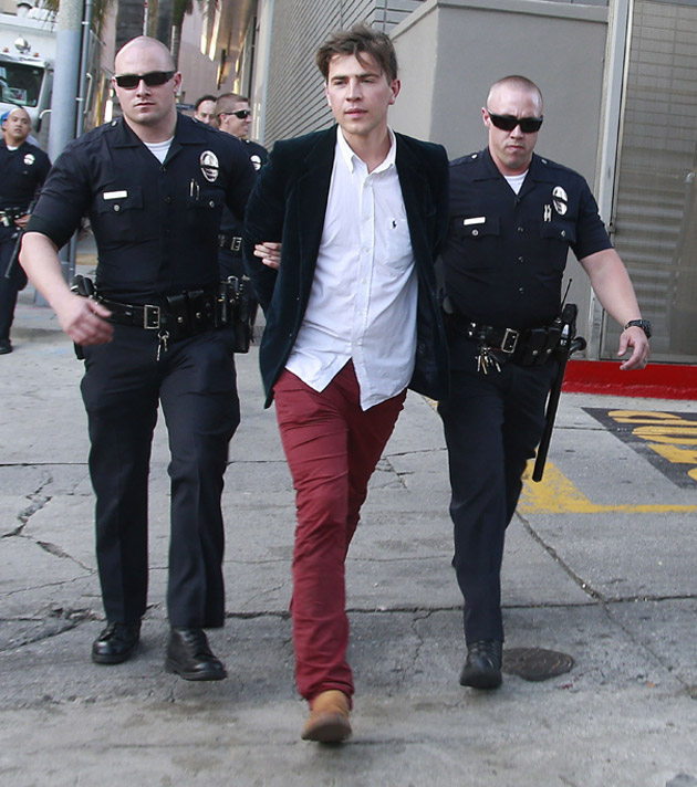 Brad Pitt, lovit în faţă de un bărbat, la premiera filmului "Maleficent"