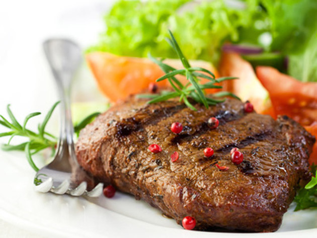 Două mese copioase pe zi ţin mai bine sub control greutatea şi glicemia, faţă de şase gustări