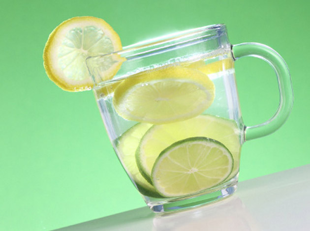 De ce e bine sa bei dimineata un pahar de apa cu lamaie?