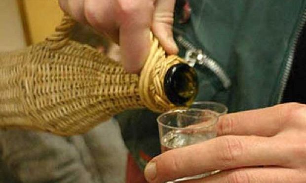 Guvernul a cerut CE acordul să elimine  acciza la palinca produsă de persoane fizice