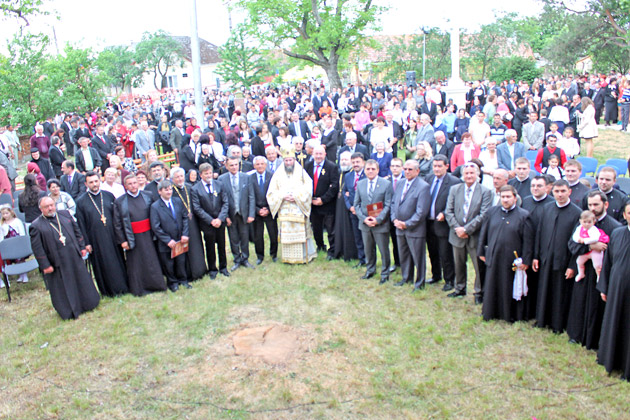 Biserica din Sărăuad a fost sfinţită  de PS Iustin Sigheteanul