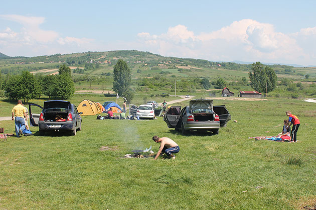 Mici, grătare şi bere la iarbă verde în Oaş