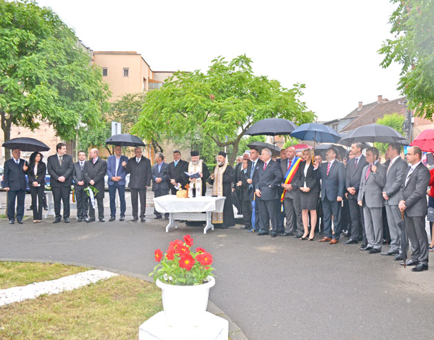 Placă memorială dedicată victimelor inundaţiilor din 1970