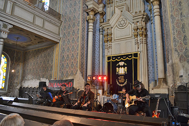 Concert pop-acustic cu Diamond la Sinagoga Mare