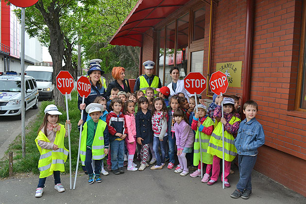 Copiii de la Grădiniţa “Dumbrava Minunată”, poliţişti pentru o zi