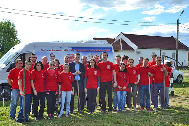 Social-democraţii sătmăreni au igienizat parcul din Curtuiuş