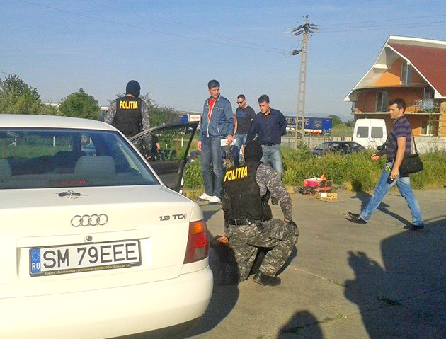 Au încercat să cumpere ţigări  de contrabandă cu bani falşi