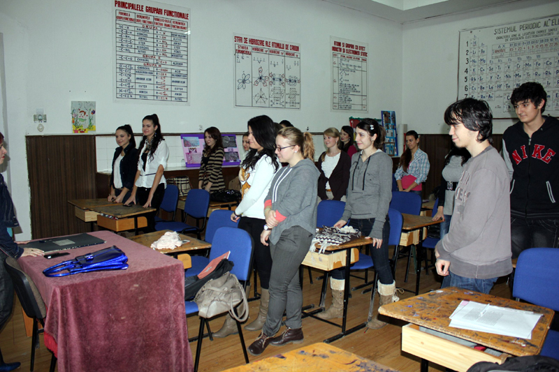 Intonarea imnului naţional,  obligatorie în învăţământul primar