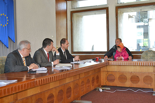 Un tată vrea să renunţe la fiică din cauza sărăciei