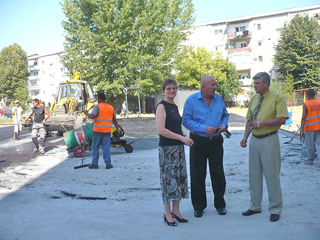 Primăria continuă reabilitarea totală a pieţelor, trotuarelor şi parcărilor