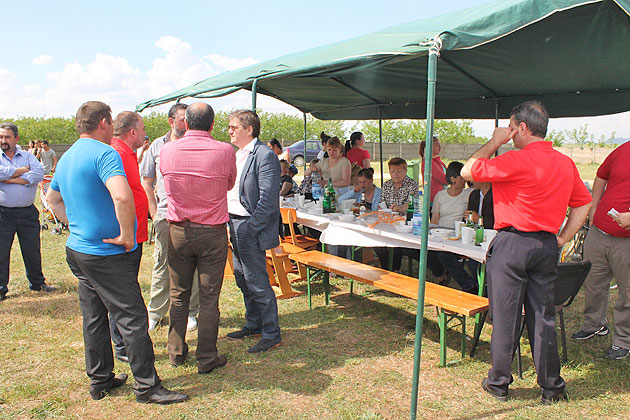 Serbare câmpenească de 1 Mai  la Medieşu Aurit