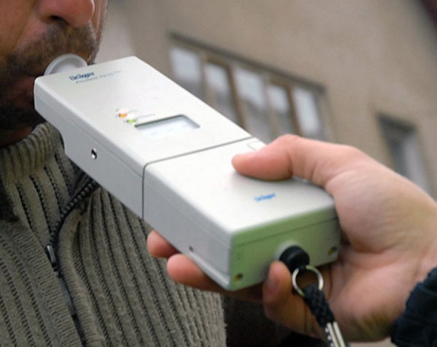 Mopedist beat turtă şi fără permis prins la Carei