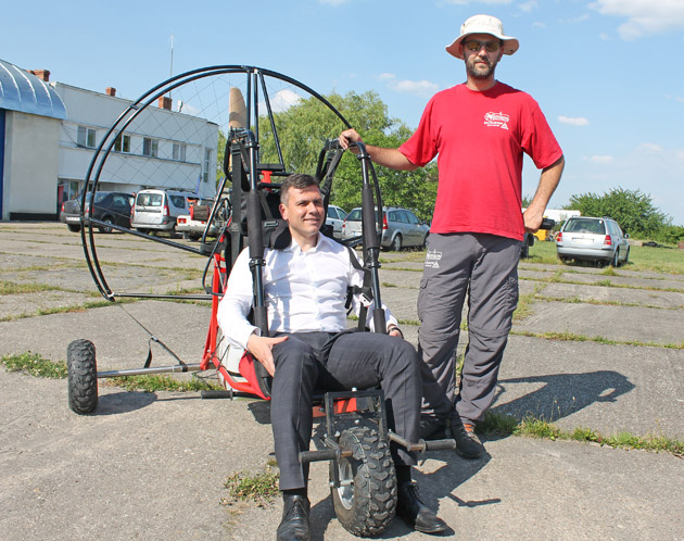 Mitingul parapantistic şi-a deschis vineri porţile la Aeroportul Satu Mare
