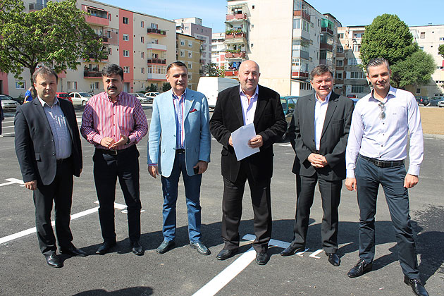 Parcări moderne iluminate şi supravegheate în Micro 16