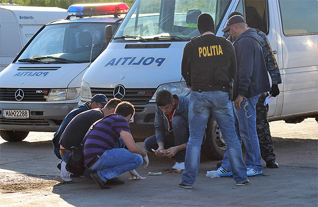 Plasatorii de valută falsă, arestaţi  pentru zece zile