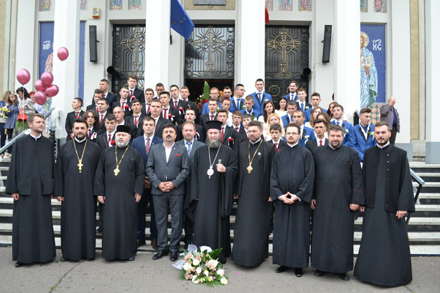 Absolvenţii claselor a XII-a  şi-au luat adio de la liceu