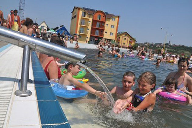 Peste 25.000 de turişti la ştrandul Tăşnad în luna mai