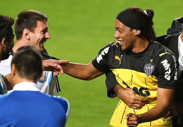 O sosie a lui Ronaldinho a intrat peste Messi la antrenament